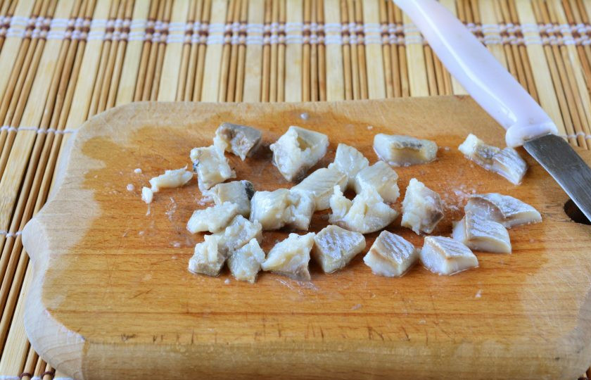 1. Этап. Селедка под шубой по ГОСТу: Филе сельди нарежьте небольшими кубиками. Удобно покупать готовое почищенное филе без костей.