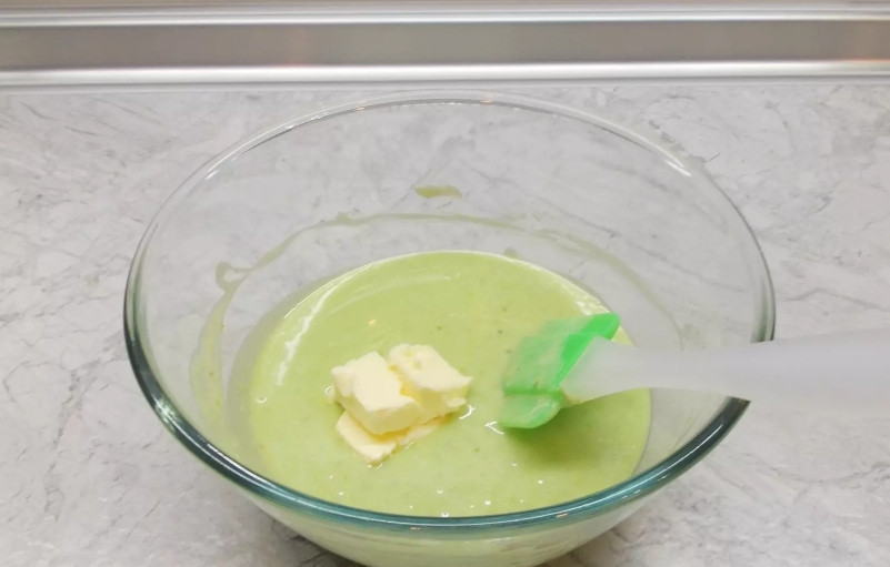 1. Этап. Фисташковый крем: 2. Добавим шоколад и масло, а затем снимаем с огня. Хорошо перемешаем, чтобы все растворилось и смешалось, и пусть немного остынет.