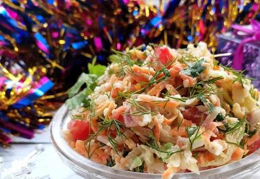 1. Этап. Салат Карнавал: Добавить майонез и специи. Аккуратно перемешать.