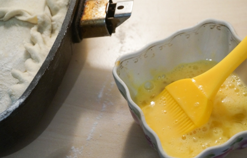 1. Этап. Быстрый мясной пирог: 10. В небольшой мисочке взбейте яйцо, добавьте растопленное масло.