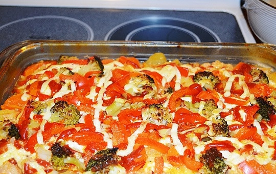 1. Этап. Красная рыба с овощами в духовке: 12. Запекайте около часа до мягкости овощей. Подавайте к столу блюдо горячим. Приятного аппетита!