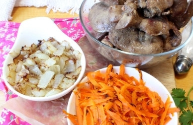 1. Этап. Печеночный пирог из куриной печени: Основные ингредиенты для пирога готовы.