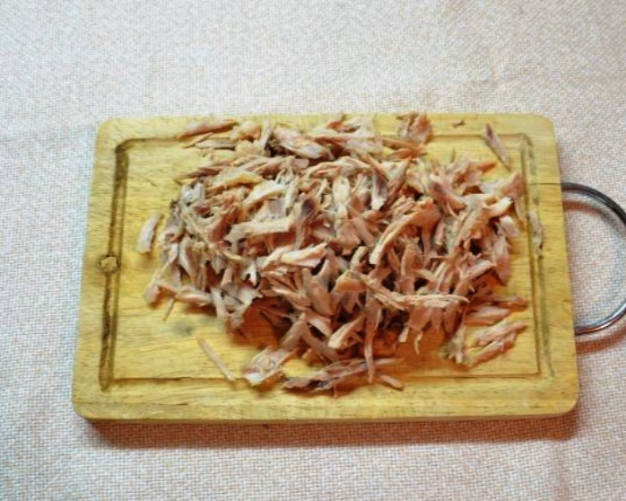 1. Этап. Диетический оливье: Отварите мясо и мелко нарежьте.