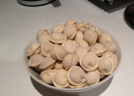 1. Этап. Жареные пельмени: 1. Это на самом деле очень простой рецепт жареных пельменей. Подготовьте сковороду, разогрейте на ней растительное масло. Возьмите готовые замороженные пельмешки.