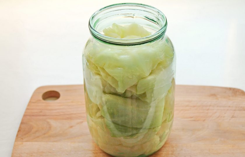 1. Этап. Листья капусты для голубцов на зиму: Плотно выложите подготовленные капустные листья в банки по плечики.