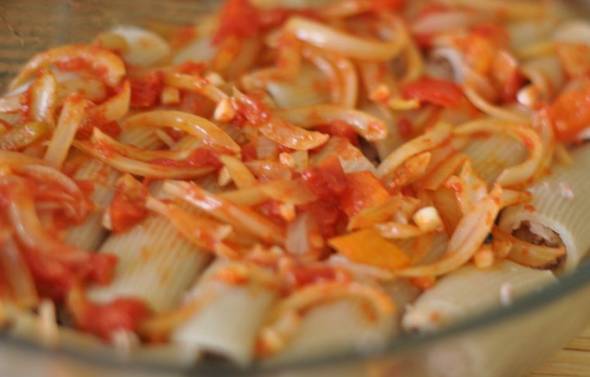 1. Этап. Макароны фаршированные в духовке: Сверху выложите овощи.