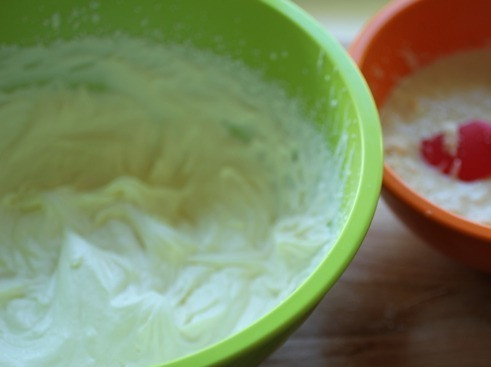 1. Этап. Кокосовый пудинг с карамельным соусом: Полтора стакана жирных сливок взбейте с половиной стакана сахара и ложкой ванили. Смешайте с кокосовой массой.