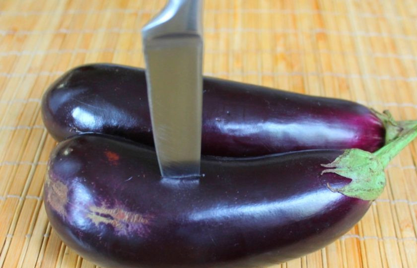 1. Этап. Салат из печеных баклажанов с помидорами: Баклажаны прокалываем и отправляем в духовку на 30 минут. Запекаем при температуре 200 градусов.