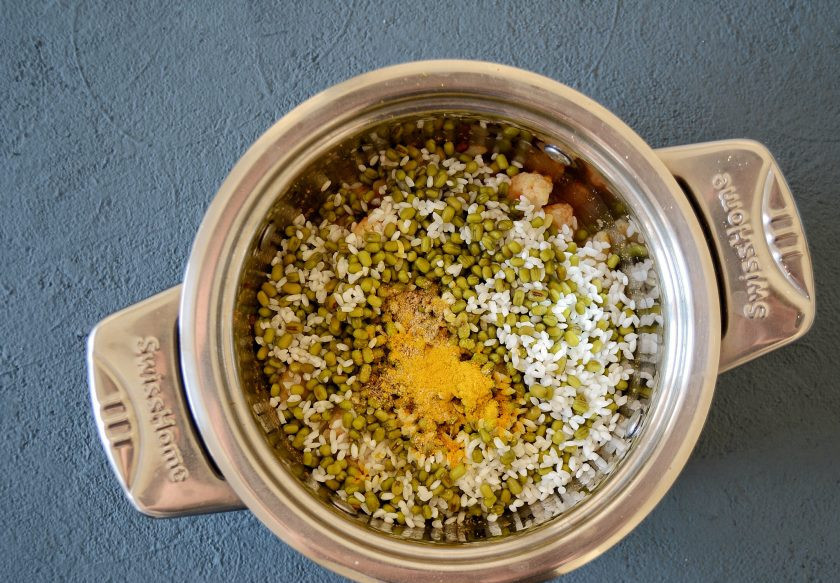 1. Этап. Кичри: Добавьте в кастрюлю цветную капусту, маш и рис. Хорошенько все перемешайте.