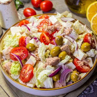 Салат с тунцом, капустой и помидорами