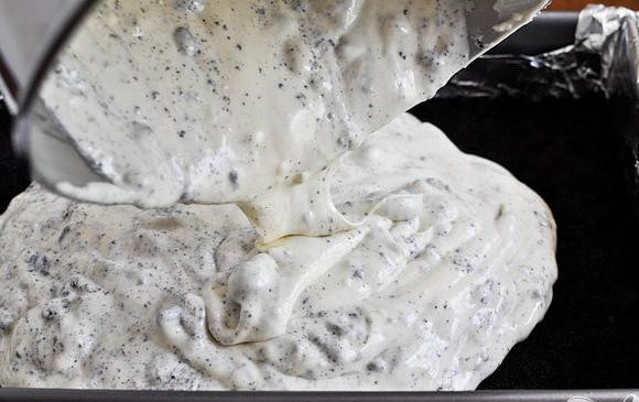 1. Этап. Шоколадные пирожные со сливочной начинкой: 6. Залить начинку поверх запеченной корочки, разровнять с помощью шпателя и выпекать в течение 40 минут. Извлечь на решетку и дать остыть до комнатной температуры, около 1 часа. Затем завернуть чизкейк в фольгу и поставить в холодильник, не менее чем на 3 часа.