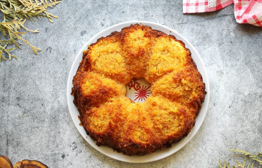 1. Этап. Морковный кекс с творожным сыром: Готовый кекс достаньте из духовки, полностью остудите и только потом извлеките из формы.