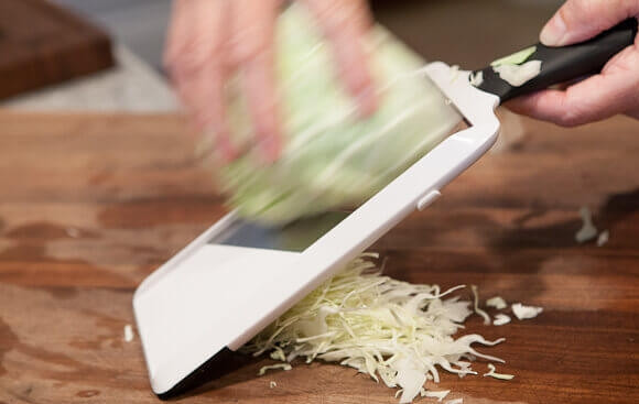 1. Этап. Спринг роллы с курицей: 4. Параллельно тонко нашинкуйте капусту.