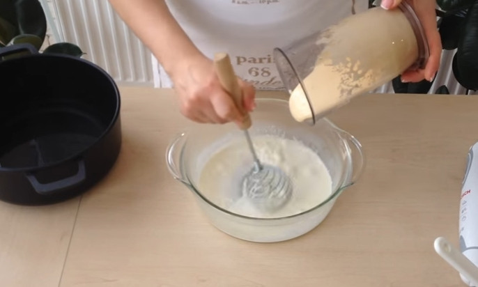 1. Этап. Настоящий пломбир: 3. Хорошо подогретые сливки снимаете с огня, вливаете взбитые яйца и все время перемешиваете, чтобы желтки не свернулись.