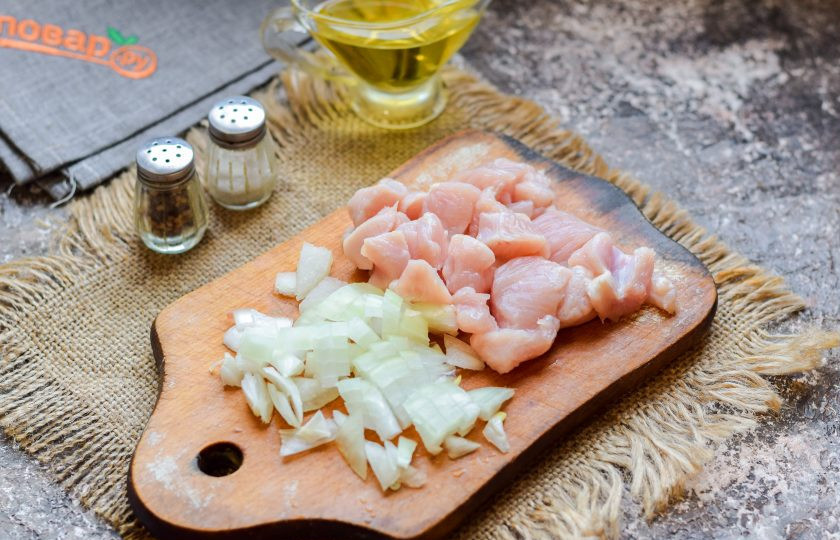 1. Этап. Киноа с индейкой: Индейку нарежьте небольшими кусочками. Очистите лук, нарежьте кубиками.