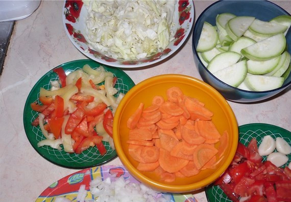 1. Этап. Курица с кабачками и картошкой: Режем овощи как на фото.