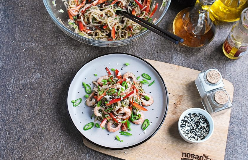 1. Этап. Китайский салат с креветками: Разложите по тарелкам и посыпьте кунжутными семенами и зеленым луком. Подавайте сразу к столу.