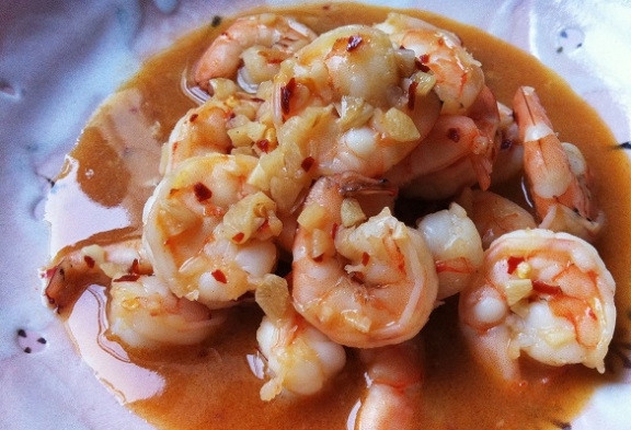 1. Этап. Острые креветки в соусе: 7. Готовьте блюдо ещё 3-5 минут. Подавайте креветки, влив соус сверху. Приятного аппетита!