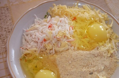 1. Этап. Крабовые котлеты с сыром: 4. Тертый сыр, крабовые палочки и чеснок выкладываем в посуду, вбиваем туда 2 яйца и добавляем муку и сметану. Солим, перчим. Можно также добавить другие специи на свое усмотрение. Тщательно все перемешиваем до получения однородной массы.
