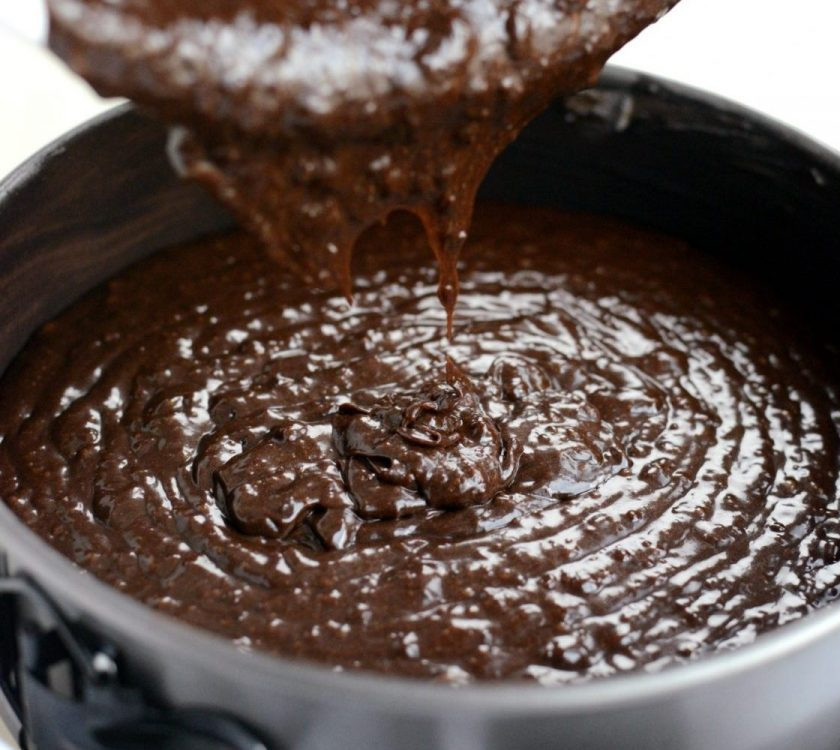 1. Этап. Шоколадный пирог на пиве: Потом влейте тесто в форму для выпечки. Разровняйте его. Запекайте пирог 45 минут при 180 градусах в духовке.