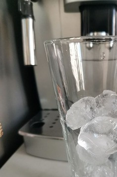 1. Этап. Бамбл кофе: Насыпаем полстакана льда. Колоть не нужно.