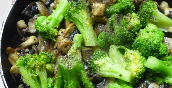 1. Этап. Салат из брокколи и шампиньонов: Делим размороженные брокколи на равные соцветия. Бросаем их в общую сковороду. Добавляем специи и соль по вкусу. Обжариваем 20 минут.