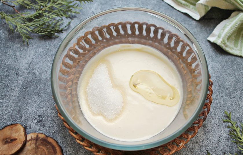 1. Этап. Кукурузные кексы с цукатами: Влейте в массу растительное масло и всыпьте сахар. Все хорошо еще раз перемешайте.