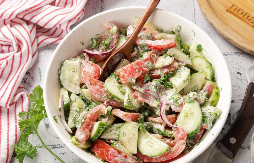 1. Этап. Салат с огурцами, помидорами и майонезом: Тщательно перемешайте. Салат с огурцами, помидорами и майонезом готов. Подавайте сразу к столу.