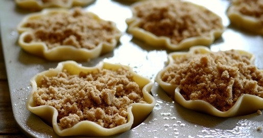 1. Этап. Корзинки с яблочной начинкой: 5. Наполните корзиночки яблоками и присыпьте крошкой. Отправьте в разогретую до 200 градусов духовку на 10 минут. После снизьте температуру до 180 градусов и запекайте еще минут 7-12 до румяности.