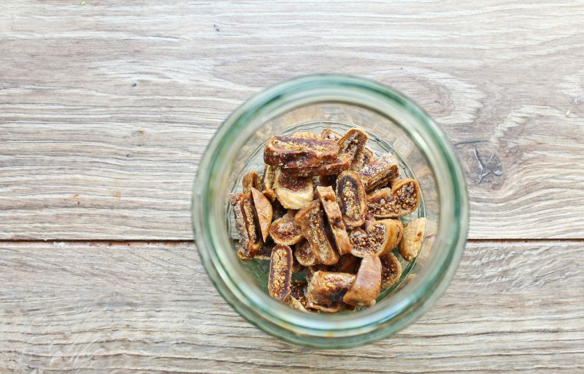 1. Этап. Самогон на инжире: Инжир порежьте на кусочки и выложите в сухую и чистую банку.