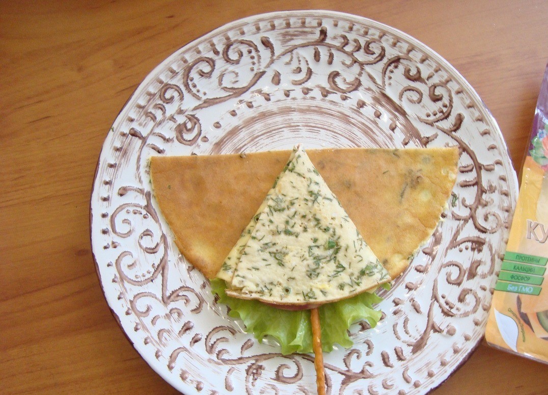 1. Stage. Christmas tree appetizer: Tuck the edges of the pancake like this. Form the second Christmas tree.