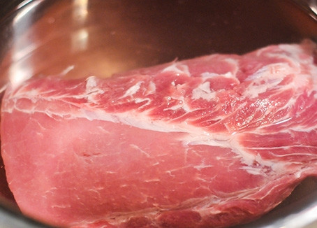 1. Этап. Поркетта: 1. Растворите в воде соль и сахар, поместите туда мясо и оставьте в холодильнике на два часа.