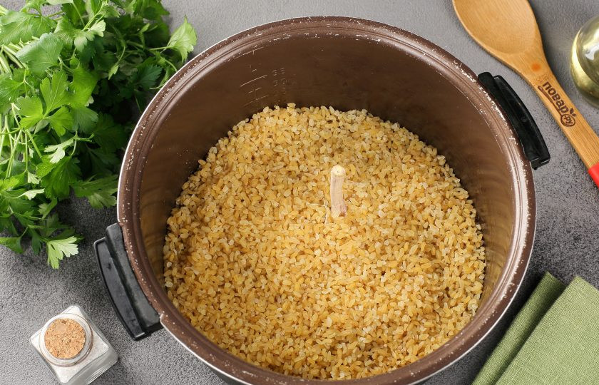 Плов из булгура с курицей в мультиварке 1. Этап. Плов из булгура с курицей в мультиварке: Добавьте промытый булгур и разровняйте лопаткой.