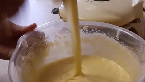 1. Этап. Трубочки для электровафельницы: Тесто должно получиться, как густая сметана по консистенции. Если оно слишком жидкое, добавьте муки. Если же густое, просто разбавьте его водой.