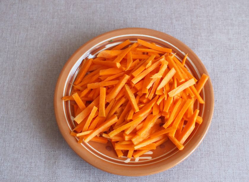 1. Этап. Фунчоза в мультиварке: Морковь нарежьте крупной соломкой.