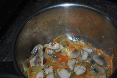 1. Этап. Грибной суп без картофеля: Разогреваем в кастрюле или в сковороде растительное масло, обжариваем все подготовленные ингредиенты минут 10.