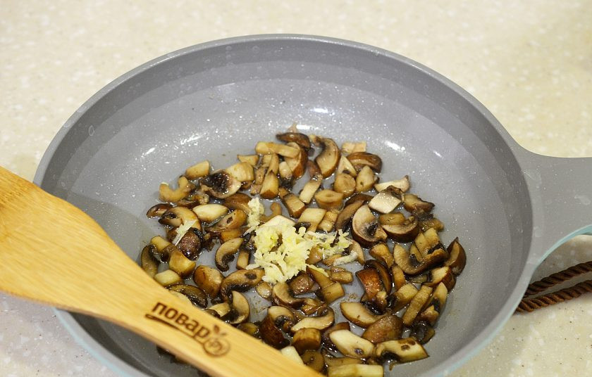 1. Этап. Сливочный рис с грибами: 3. Добавьте чеснок.