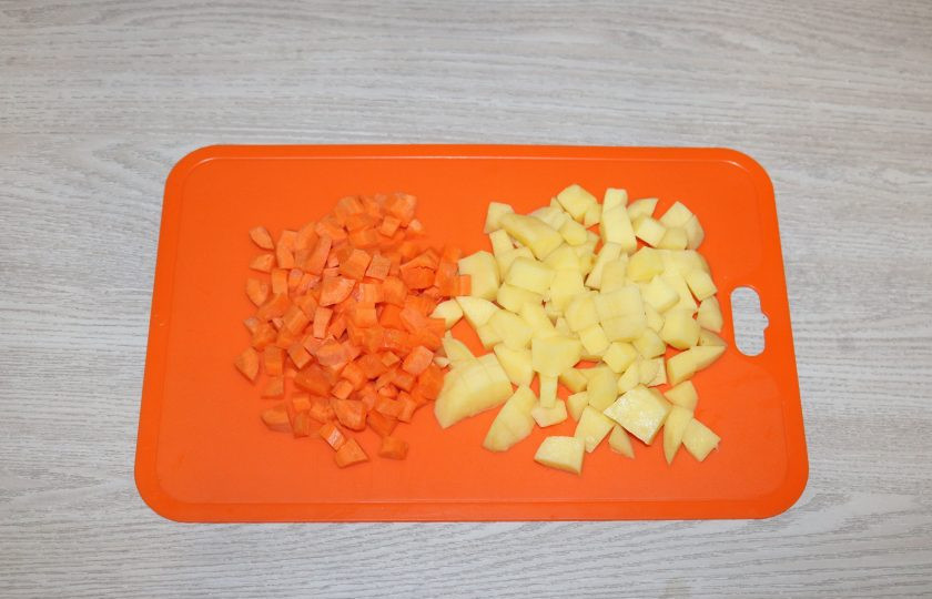 1. Этап. Суп с рожками: Мясо на косточке хорошо промойте, залейте водой, поставьте вариться бульон. Добавьте лавровый лист, душистый перец, посолите по вкусу. Варите на медленном огне в течение часа. Картофель и морковь нарежьте кубиками.