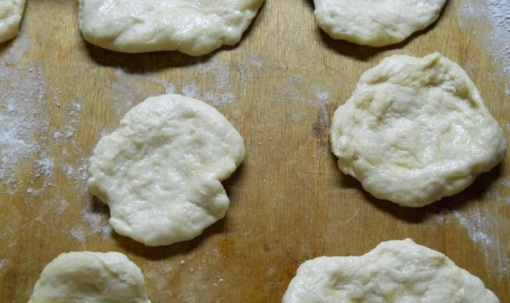 1. Этап. Пирожки с печенкой: Тесто обмяли, разделили на части, сделали лепешки.