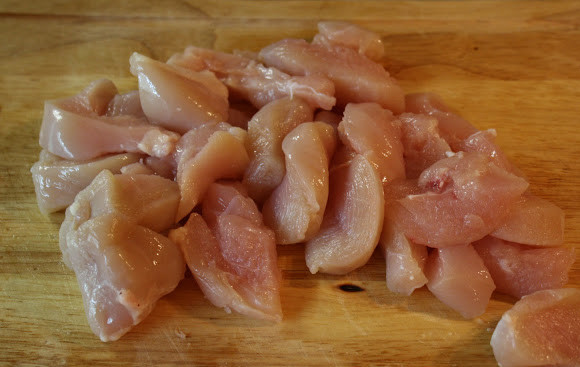 1. Этап. Омлет с куриным филе: 2. Нарезать небольшими кубиками или тонкими полосочками.