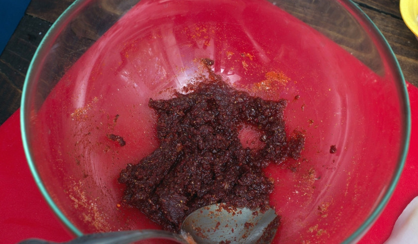 1. Этап. Бастурма из курицы: Вливаем коньяк, размешиваем.