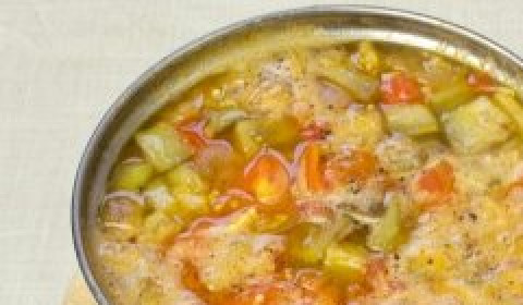 1. Этап. Вегетарианский суп-пюре из чечевицы: Затем в кастрюлю добавить томатную заправку. Посолить, поперчить по вкусу. Варить ещё 5 минут.