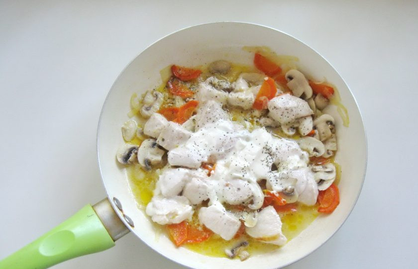 1. Этап. Куриное филе с шампиньонами в сметане: Накройте сковороду крышкой и тушите блюдо 10 минут на небольшом огне, помешивая. Добавьте в сковороду сметану, соль и перец по вкусу.