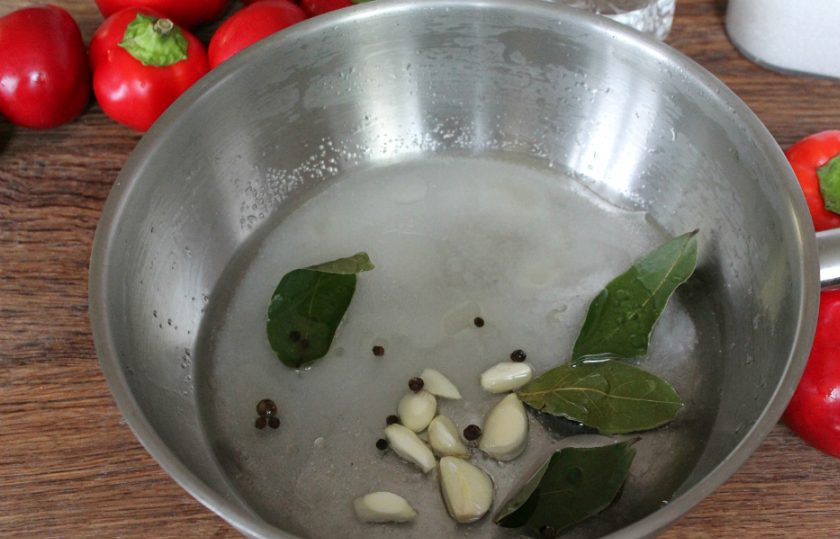 1. Этап. Гогошары маринованные по-молдавски: Наливаем подсолнечное масло и воду. Отправляем маринад на огонь.