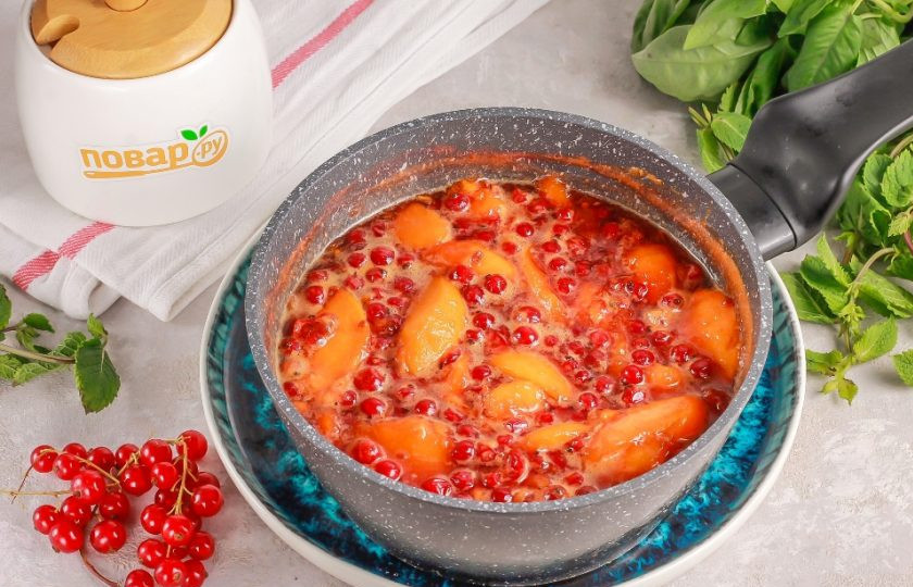 1. Этап. Варенье из красной смородины и персиков: Затем снова проварите 5 минут с момента закипания и снова остудите 2-3 часа. С каждым разом часть сиропа будет впитываться ягодами и персиками, масса будет становиться более густой.