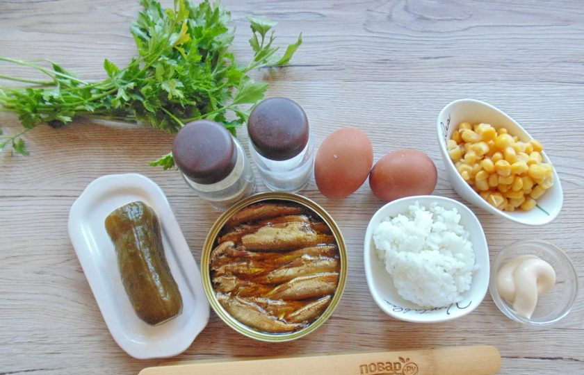 1. Этап. Салат из шпрот и кукурузы: Подготовьте ингредиенты для приготовления салата из шпрот и кукурузы.