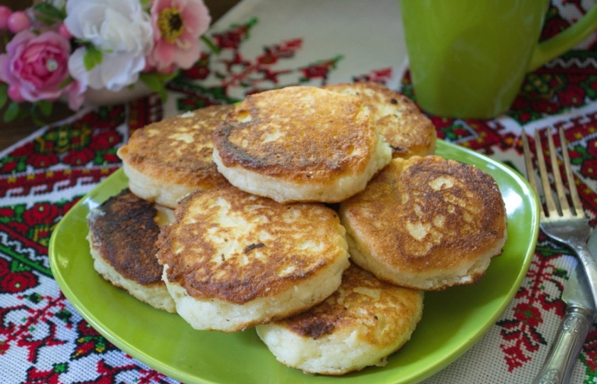 1. Этап. Сырники с манкой: Готовые румяные сырники подайте к столу. Мой ребенок избрал это блюдо любимым блюдом выходного дня, и воскрестный завтрак у нас всегда начинается фразой 