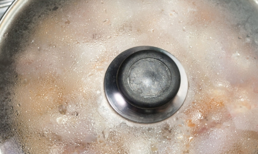 1. Этап. Жареные куриные ножки на сковороде: Периодически открывайте крышку, перемешивайте содержимое и снова закрывайте.