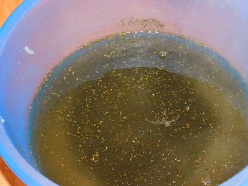 1. Этап. Шашлык из СССР: В теплой воде смешайте соль, сахар, перец и уксус. Перемешайте, чтобы все соль растворились. Остудите.