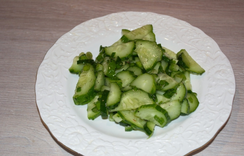 1. Этап. Огурцы кусочками в собственном соку: Салат поперчите и проверьте на соль. При необходимости добавьте соли. Переложите салат на тарелку.